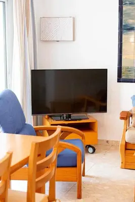 Una televisión o centro de entretenimiento en Agradable y tranquilo apto a 500m de la playa