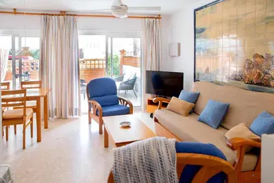 Una televisión o centro de entretenimiento en Agradable y tranquilo apto a 500m de la playa