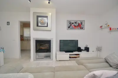 Una televisión o centro de entretenimiento en Apartment Playa de Aro con vistas al mar