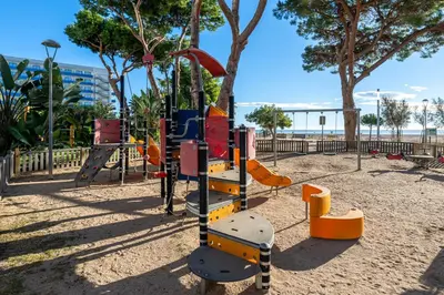 Zona de juegos infantil en Hauzify I Apartament Llevant