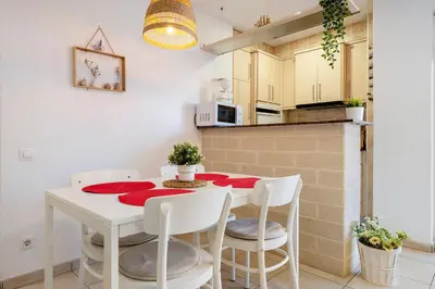 Una cocina o zona de cocina en Hauzify I Apartament Llevant