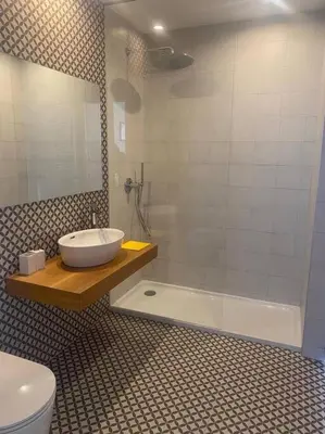 Un baño de Piso LUJO de la Playa Lloret.