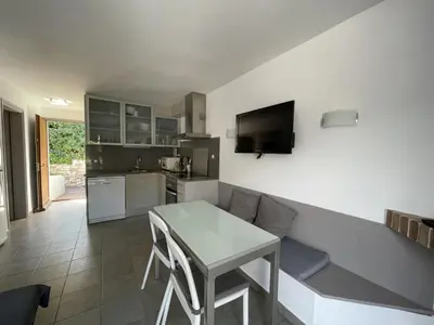 Una cocina o zona de cocina en Acogedor apartamento con piscina comunitaria, cerca de la playa de Sa Tuna - ES-226-26