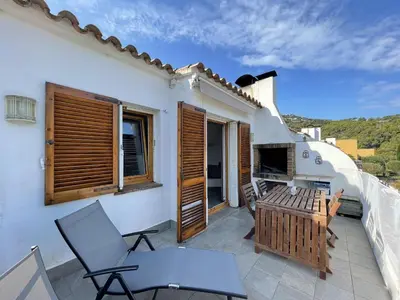 Un balcón o terraza de Acogedor apartamento con piscina comunitaria, cerca de la playa de Sa Tuna - ES-226-26