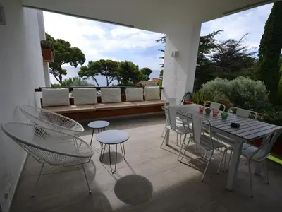 Un balcón o terraza de Apartamento Reformado en Aiguablava con Terraza - ES-226-32