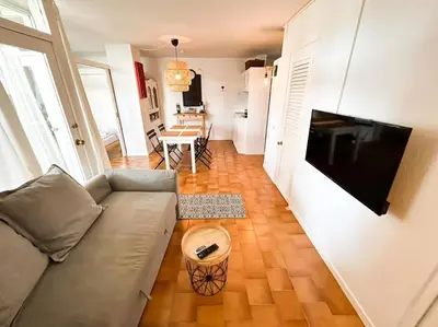 Una televisión o centro de entretenimiento en Apartamento con piscina en Platja d'Aro