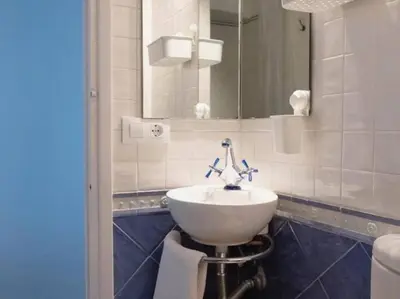 Un baño de Estudio con vistas increíbles al mar