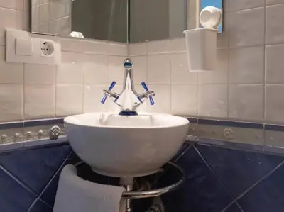 Un baño de Estudio con vistas increíbles al mar