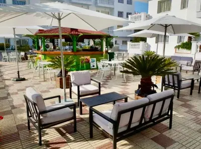 Un restaurante o sitio para comer en Apartamento Europa con terraza