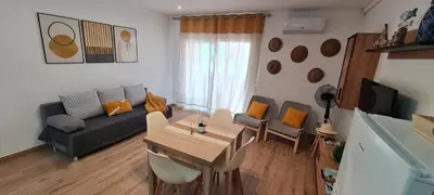Una televisión o centro de entretenimiento en LuengiHouse - Espectacular apartamento con piscina