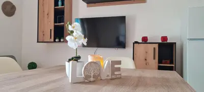 Una televisión o centro de entretenimiento en LuengiHouse - Espectacular apartamento con piscina