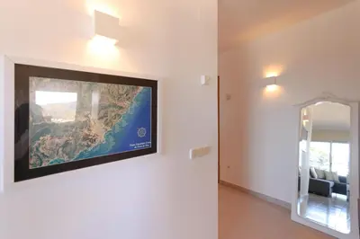 Una televisión o centro de entretenimiento en LETS HOLIDAYS Pool and sea views apartment with 1 parking space