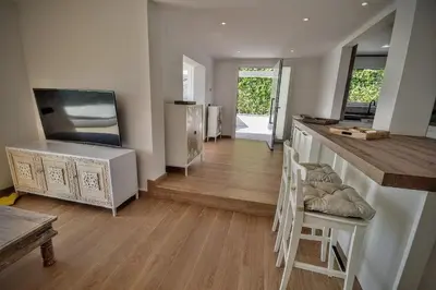 Una televisión o centro de entretenimiento en Leng Vacation Home