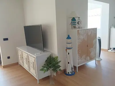 Una televisión o centro de entretenimiento en Leng Vacation Home