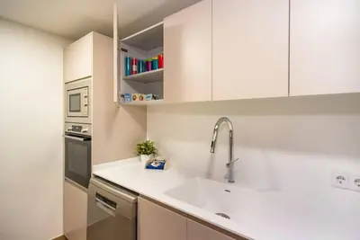 Una cocina o zona de cocina en Gran piso en Puerto deportivo Marina Palamós IDEAL FAMILIAS