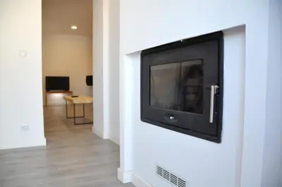 Una televisión o centro de entretenimiento en CasaDLuna