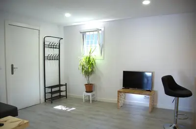 Una televisión o centro de entretenimiento en CasaDLuna