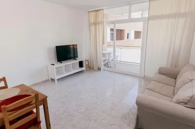 Una televisión o centro de entretenimiento en 2 Bedroom Apartment Lloret de Mar Terrace & Pool