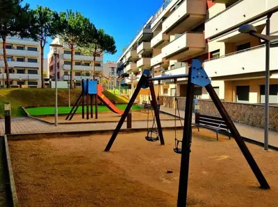 Zona de juegos infantil en Maravilloso piso con piscina a 200m de la playa