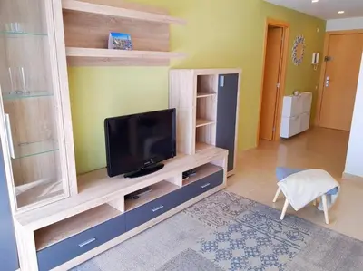 Una televisión o centro de entretenimiento en Maravilloso piso con piscina a 200m de la playa