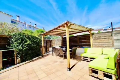 Un balcón o terraza de V&V LLORET-VILLA WILMA, casa adosada a 800m playa Fenals con aire acondicionado y piscina comunitaria con jardín