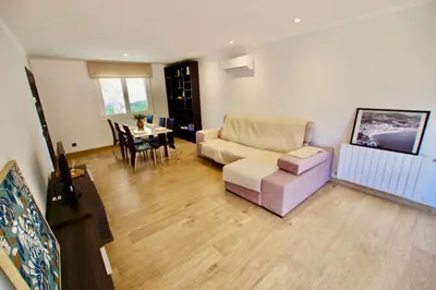 Zona de estar de V&V LLORET-VILLA WILMA, casa adosada a 800m playa Fenals con aire acondicionado y piscina comunitaria con jardín