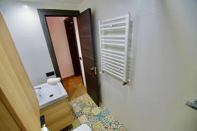 Un baño de V&V LLORET-VILLA WILMA, casa adosada a 800m playa Fenals con aire acondicionado y piscina comunitaria con jardín
