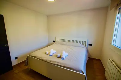 Cama o camas de una habitación en V&V LLORET-VILLA WILMA, casa adosada a 800m playa Fenals con aire acondicionado y piscina comunitaria con jardín