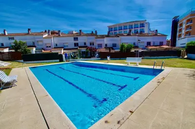 Piscina en o cerca de V&V LLORET-VILLA WILMA, casa adosada a 800m playa Fenals con aire acondicionado y piscina comunitaria con jardín