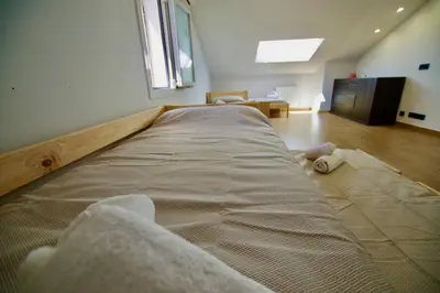 Cama o camas de una habitación en V&V LLORET-VILLA WILMA, casa adosada a 800m playa Fenals con aire acondicionado y piscina comunitaria con jardín