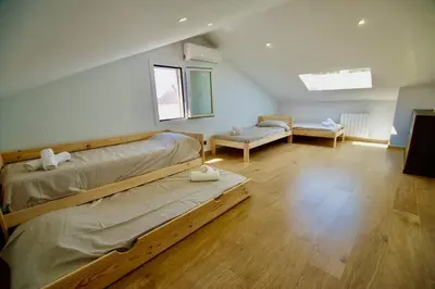 Cama o camas de una habitación en V&V LLORET-VILLA WILMA, casa adosada a 800m playa Fenals con aire acondicionado y piscina comunitaria con jardín