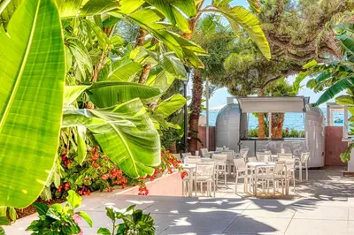 Jardín al aire libre en The Pink Elephant Hotel