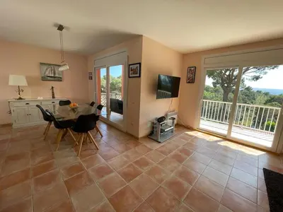 Una televisión o centro de entretenimiento en Casa Bosc (Residencial Begur)