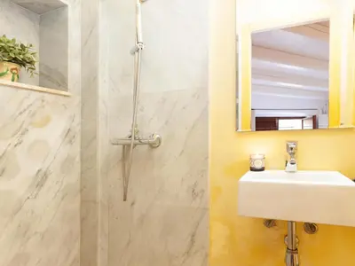 Un baño de LETS HOLIDAYS NICE HOUSE in VILA VELLA TOSSA DE MAR
