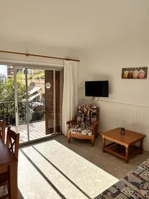 Una televisión o centro de entretenimiento en Isard 7 Apartamento junto a la playa