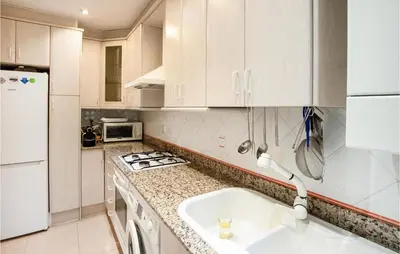 Una cocina o zona de cocina en Cozy Apartment In Sant Feliu De Guíxols