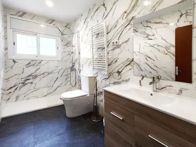 Un baño de Casa con piscina privada en Sant Pol de Mar