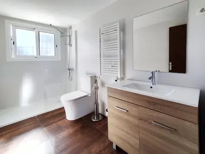 Un baño de Casa con piscina privada en Sant Pol de Mar