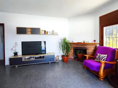 Una televisión o centro de entretenimiento en Casa con piscina privada en Sant Pol de Mar