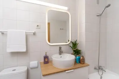 Un baño de Alva Park Sunny apartment near the beach
