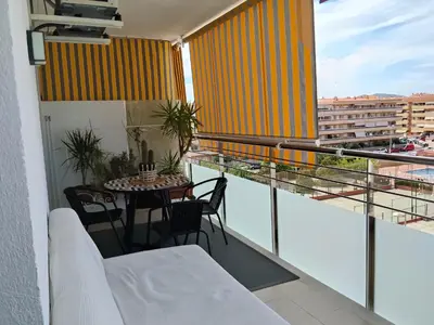 Un balcón o terraza de Alegre apto con piscina, a 300m de la playa.