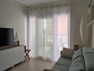 Una televisión o centro de entretenimiento en Alegre apto con piscina, a 300m de la playa.