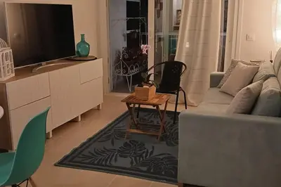 Una televisión o centro de entretenimiento en Alegre apto con piscina, a 300m de la playa.
