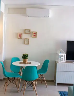 Una televisión o centro de entretenimiento en Alegre apto con piscina, a 300m de la playa.
