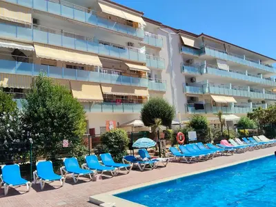 Piscina en o cerca de Alegre apto con piscina, a 300m de la playa.