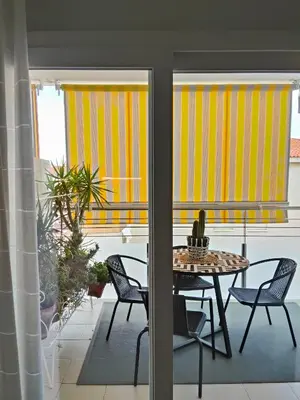Un balcón o terraza de Alegre apto con piscina, a 300m de la playa.